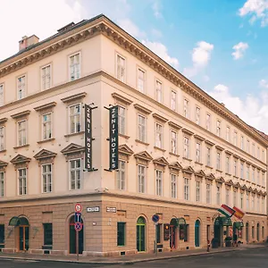 **** Hotel Zenit Palace Ungarn